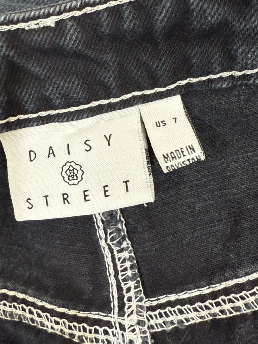 DAISY STREET High-Rise Black Wide-Leg Cargo Jeans with Grommet Straps - Picture 2 of 7